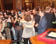 Celebracio a Cort, abra&ccedil;ada entre la batlessa, Aina Calvo, i na Francina